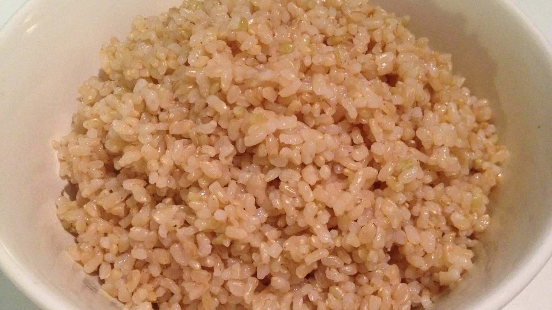 Бурый рис отварной. Бурый рис вареный. Бурый рис каша. Неочищенный рис.